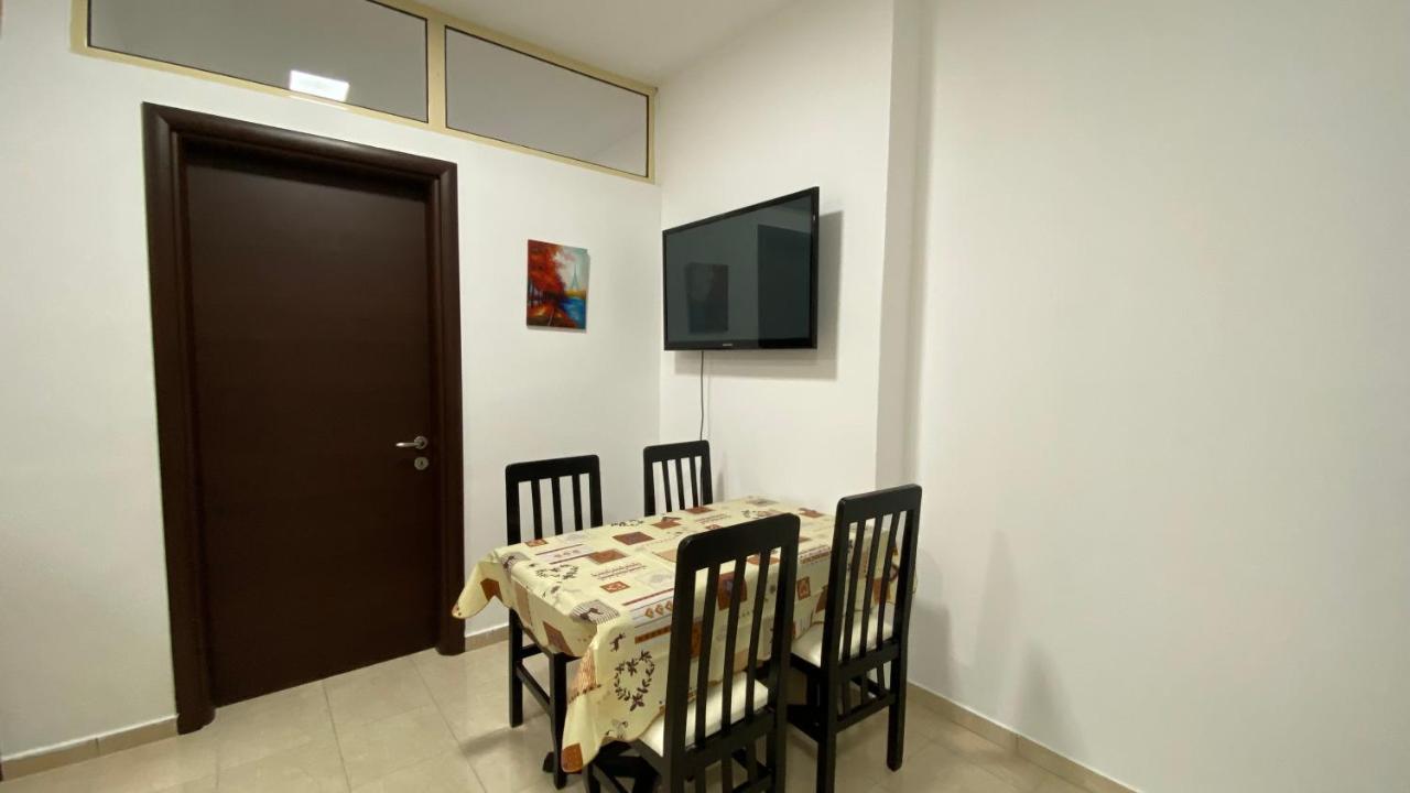 Anna'S Apartament Lushnje ภายนอก รูปภาพ