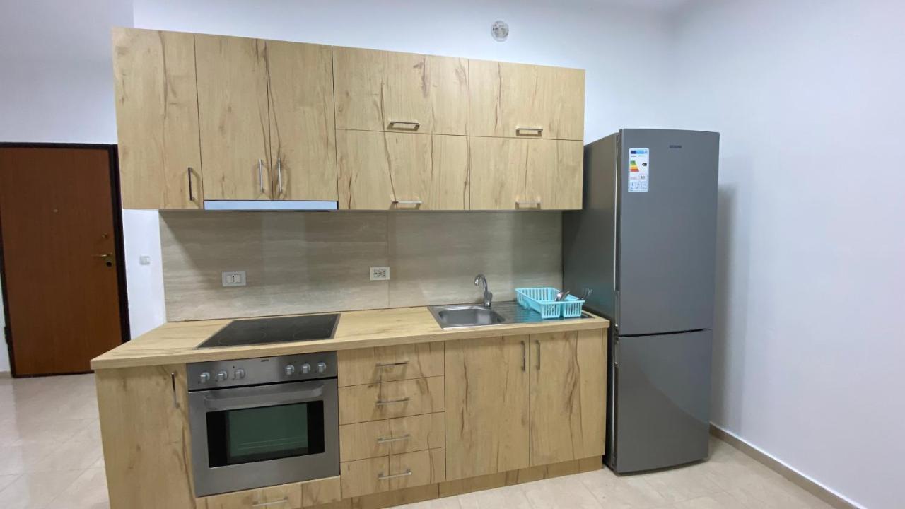 Anna'S Apartament Lushnje ภายนอก รูปภาพ