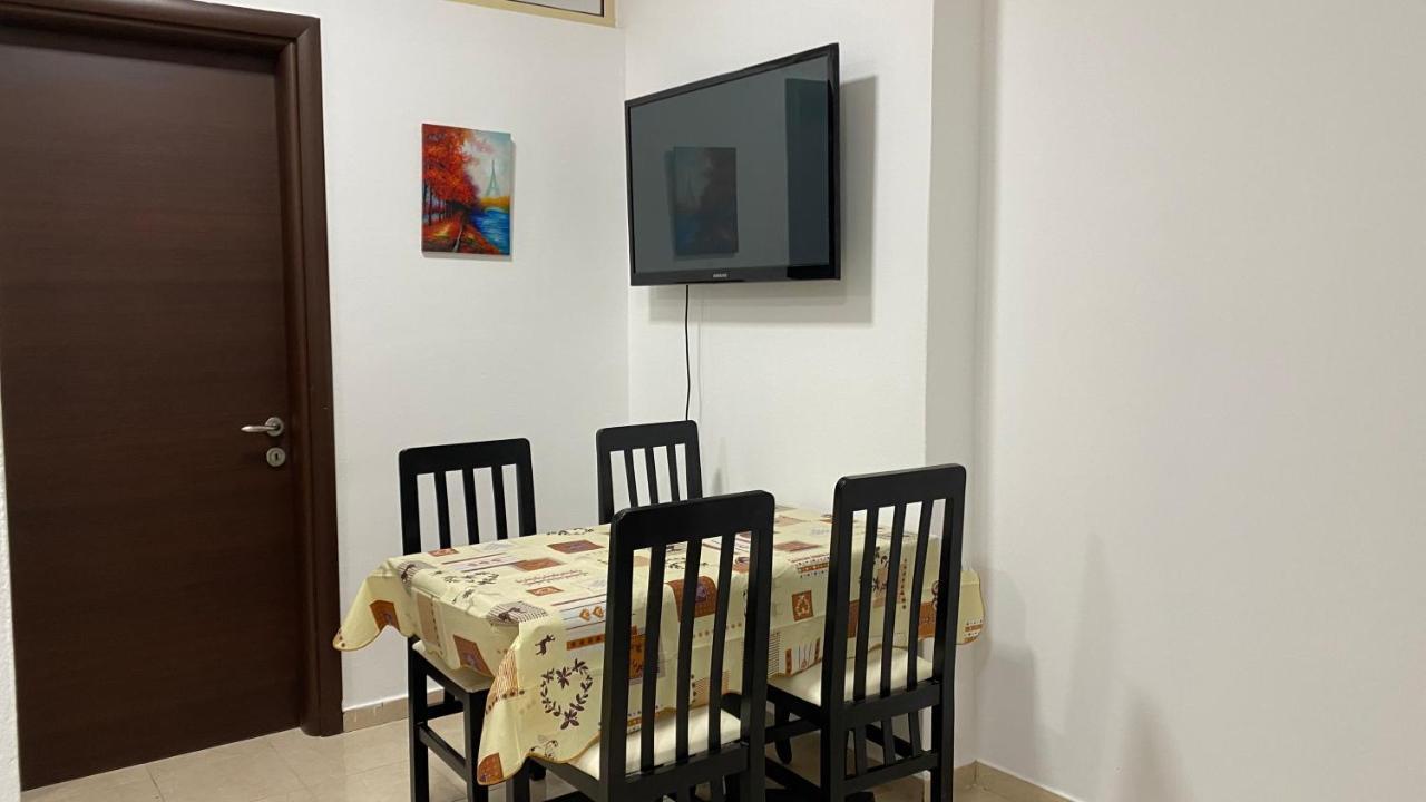 Anna'S Apartament Lushnje ภายนอก รูปภาพ